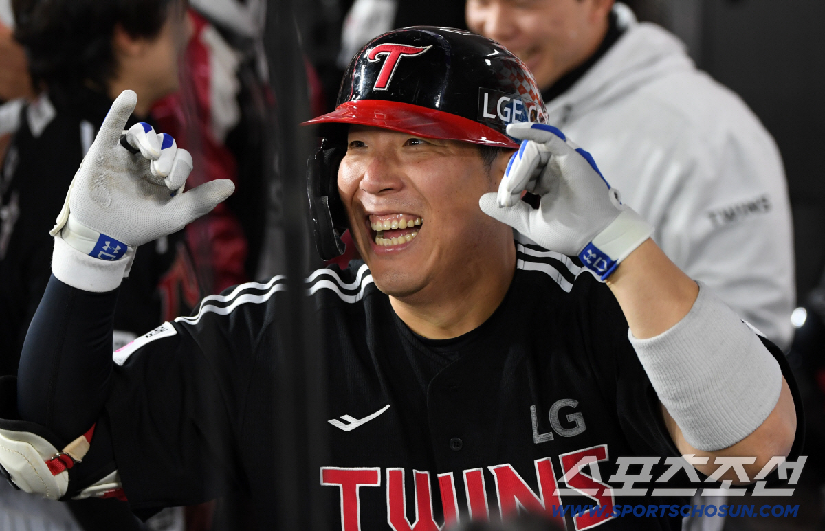 [포토] 김현수 '폰세 상대 역전포'