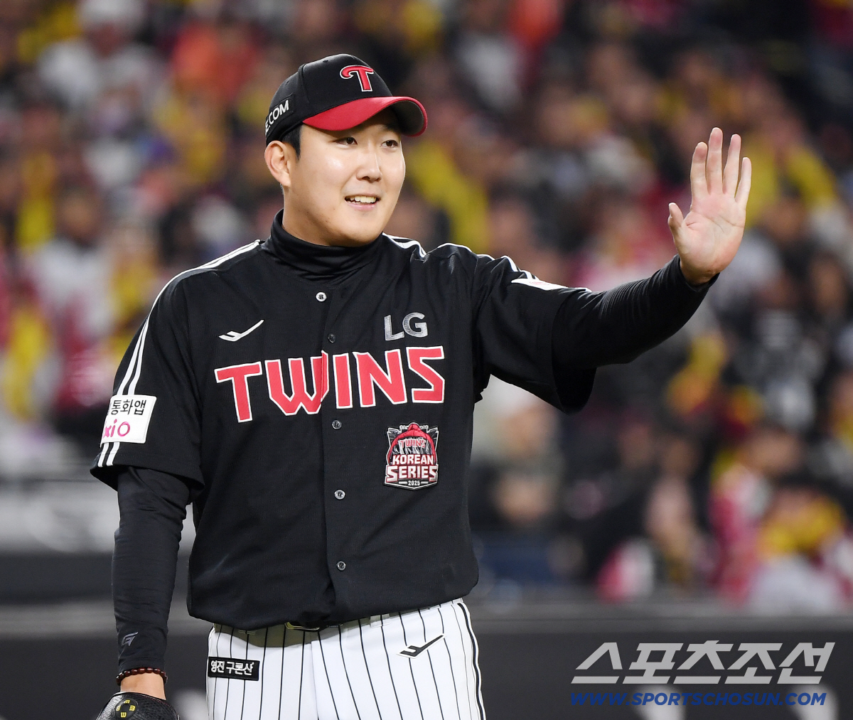 [포토] 손주영, 문보경 호수비에 감사