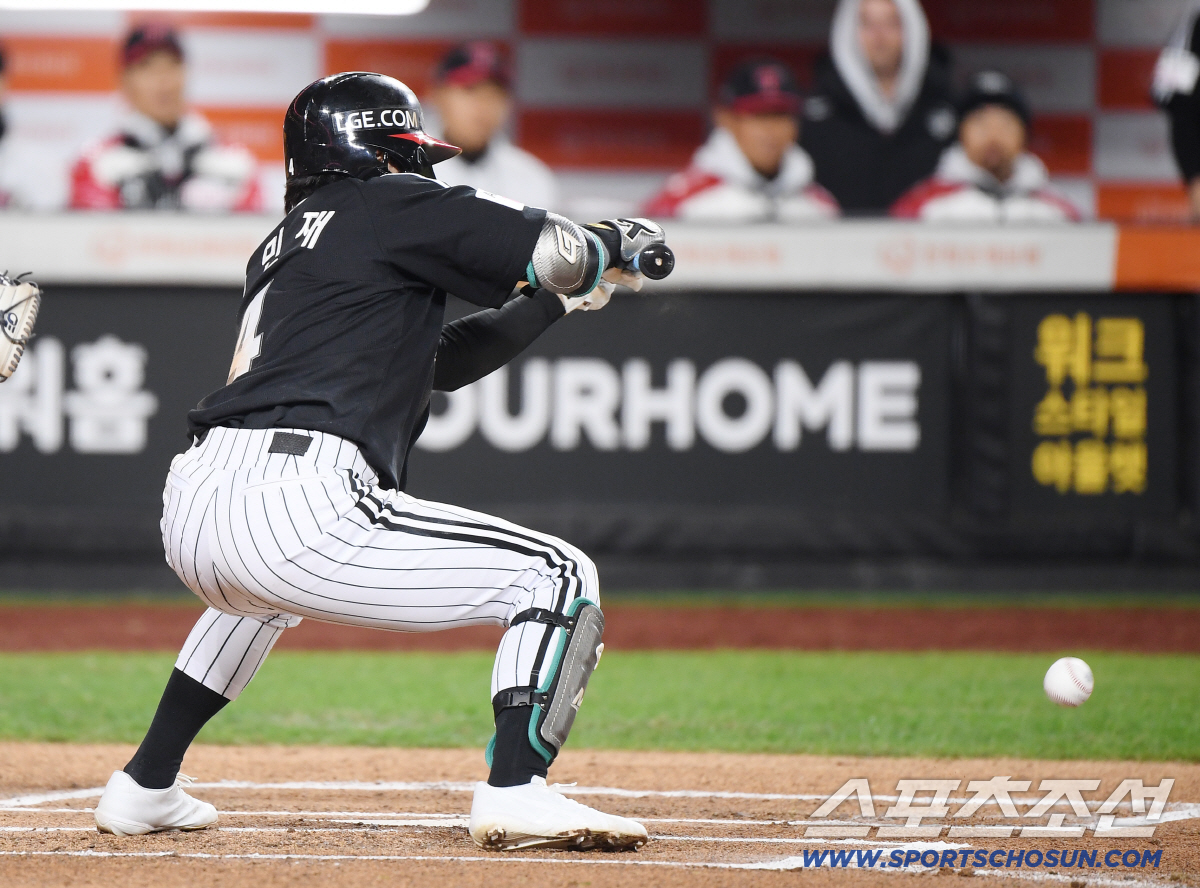 [포토] 희생 번트 성공시키는 신민재