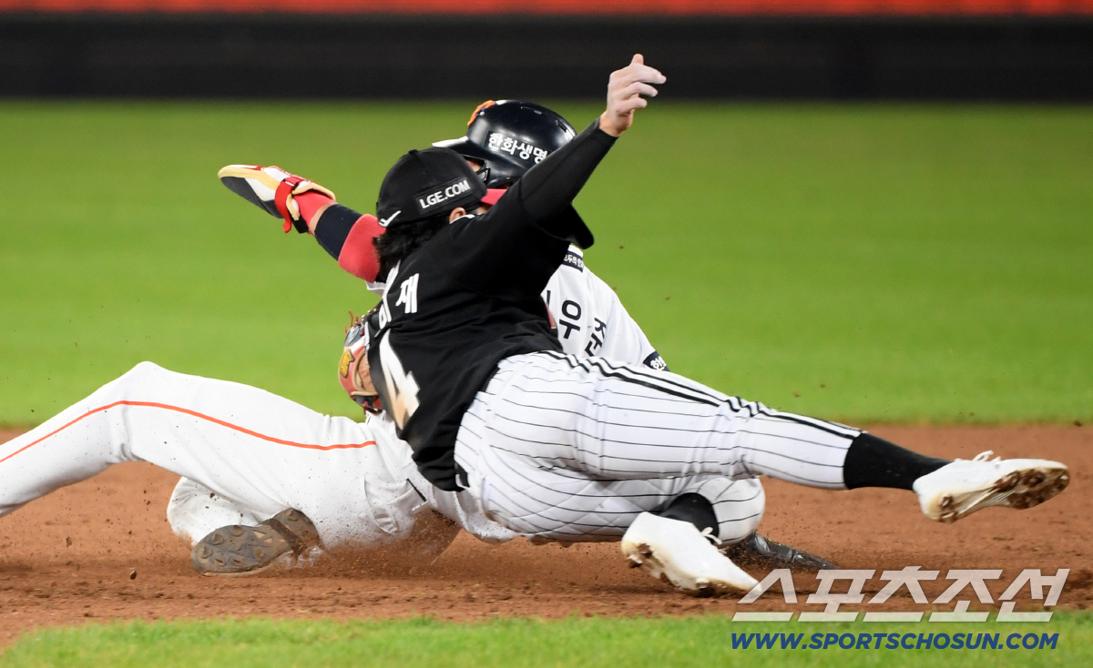 [포토] 신민재-심우준 '도루 실패'