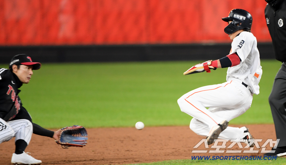 [포토] 신민재-심우준 '도루 차단'