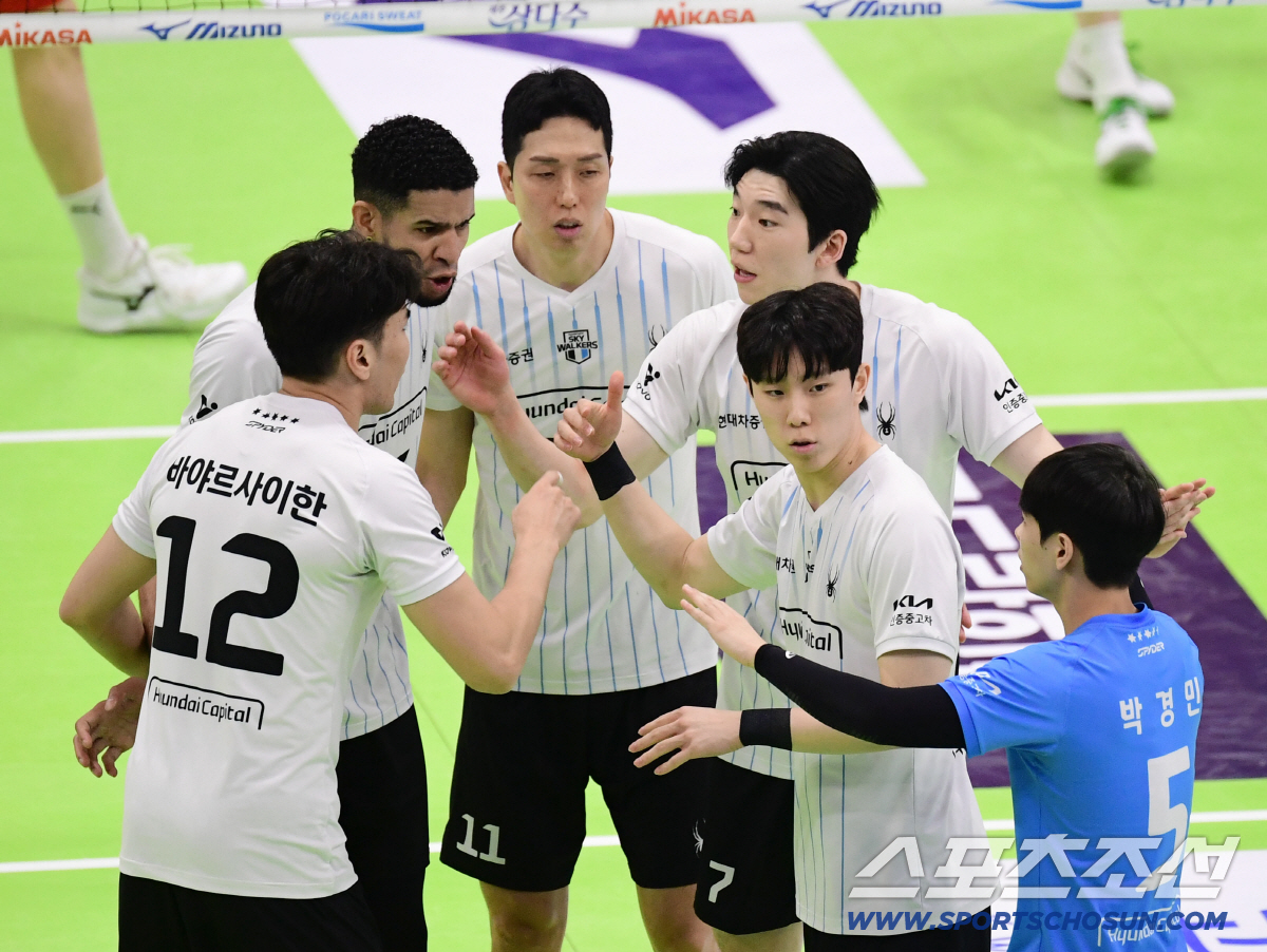 '초대형 악재' 주전 세터 병원행에도, 현대캐피탈 개막 3연승 질주…한국…