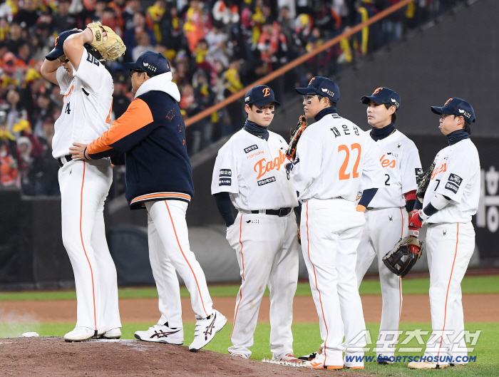'대참사 날 뻔' 1점 차 1,3루에 포수 뒤로 날아가는 공이라니…그래도 웃었다! 19년 만에 이글스 KS 승리투수 탄생