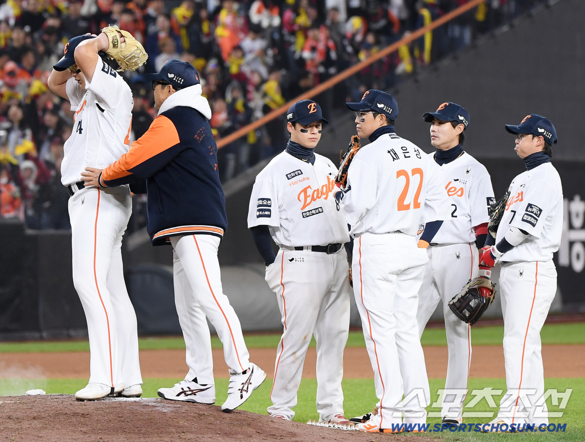 '대참사 날 뻔' 1점 차 1,3루에 포수 뒤로 날아가는 공이라니…그래도…