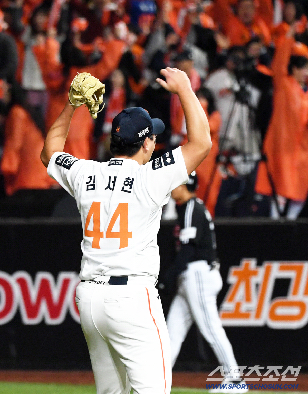 '대참사 날 뻔' 1점 차 1,3루에 포수 뒤로 날아가는 공이라니…그래도…