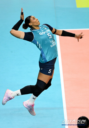 '생일 자축' 실바 40득점, 하지만 외롭지 않다! '돌풍' GS칼텍스 대역전극, 알토란 뒷받침…흥국 3연패 늪 [장충리뷰]