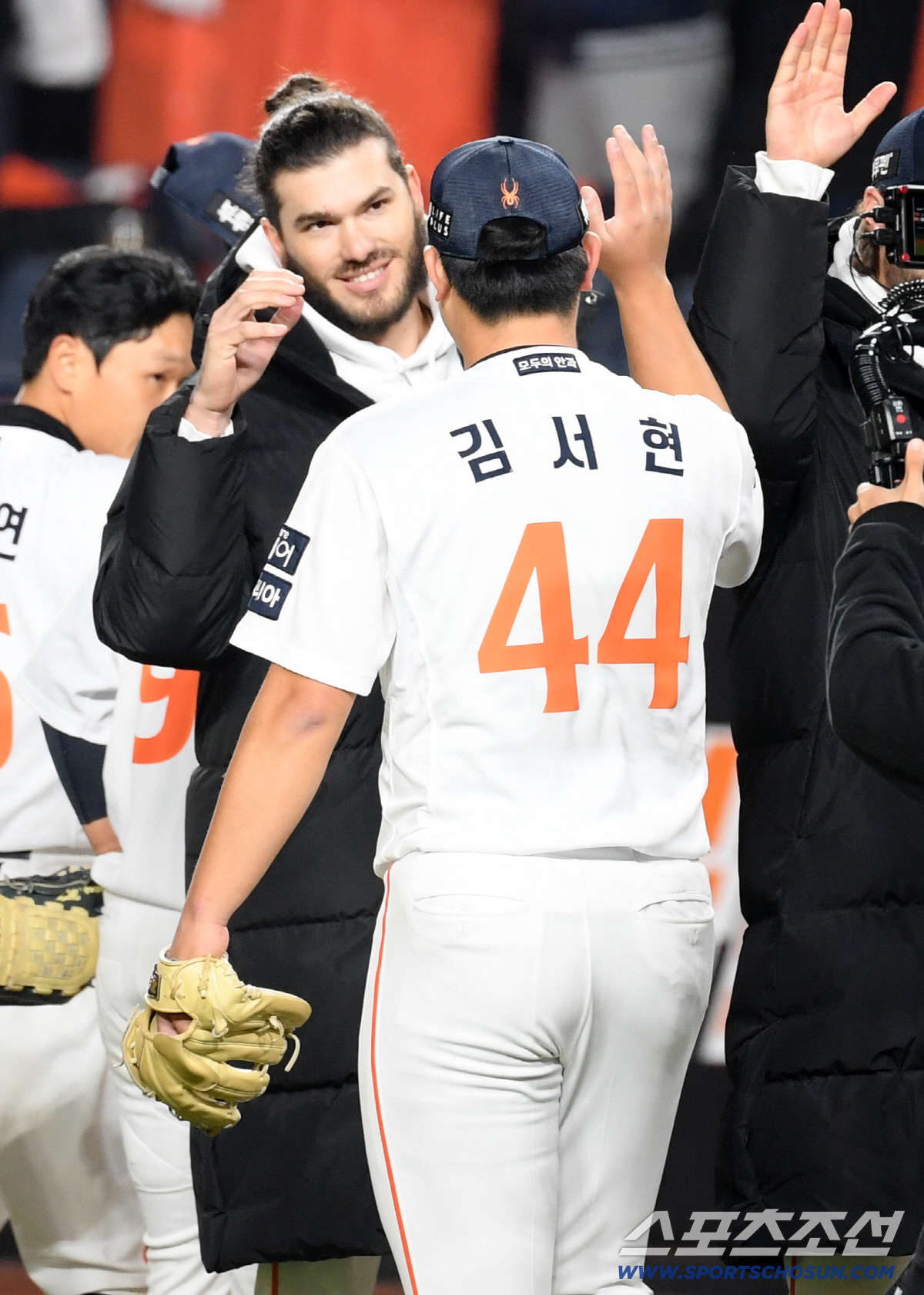 [포토] 한화 폰세 '김서현 믿었다'