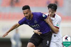 '제정신인가' PK 실축 한 번에 '인종차별 악플 세례'...'안양 해결사' 모따의 눈물, 그럼에도 용서한 'K리그 4년차 대인배'