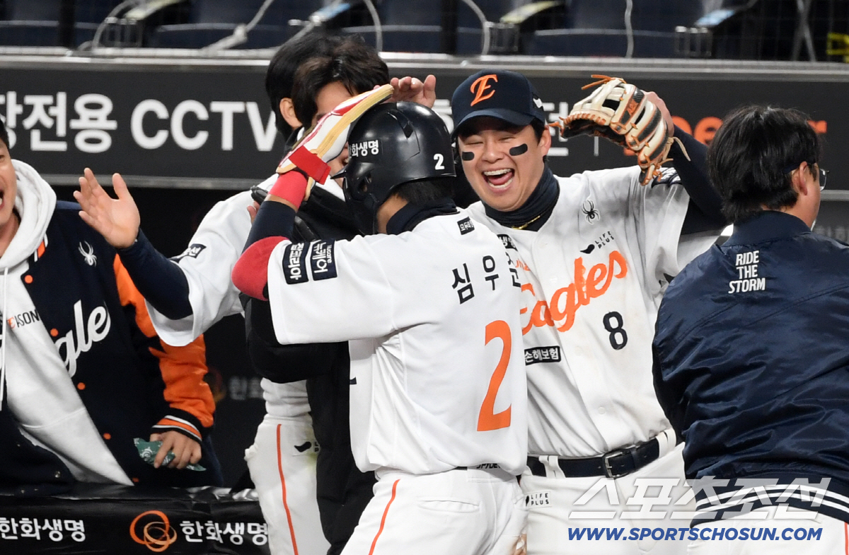 [포토] 노시환 '심우준 격하게 반기며'