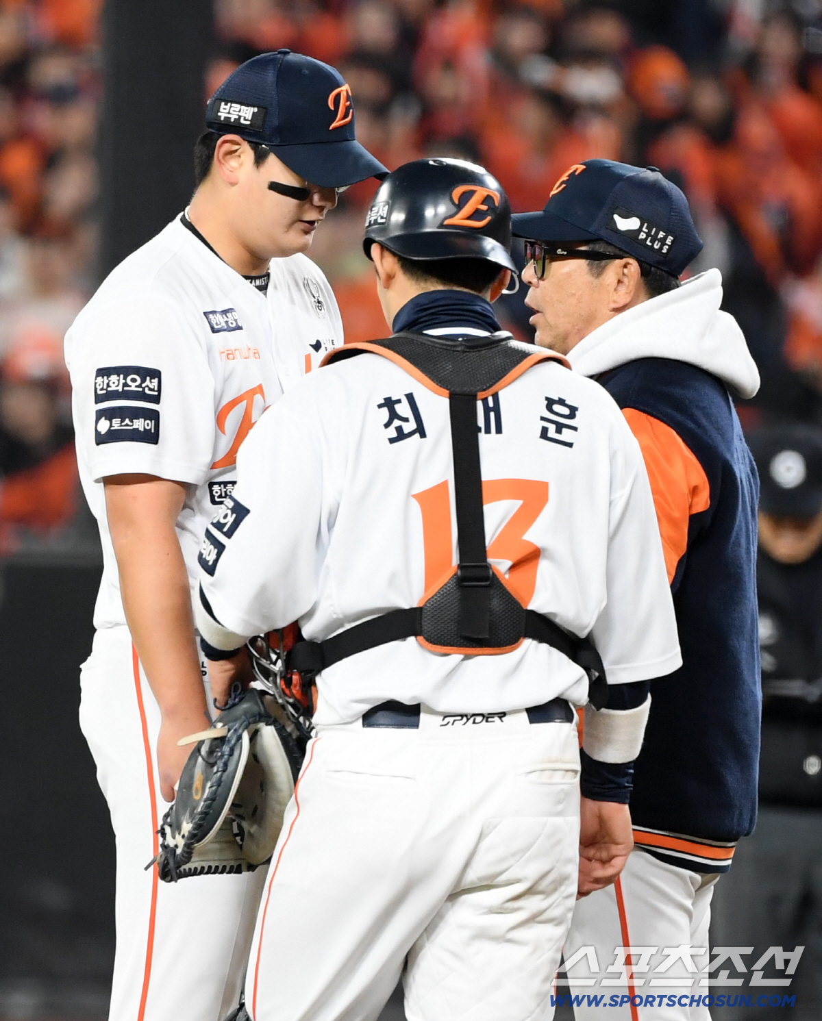 [포토] 한화 양상문 코치-김서현 '끝까지 믿는다'