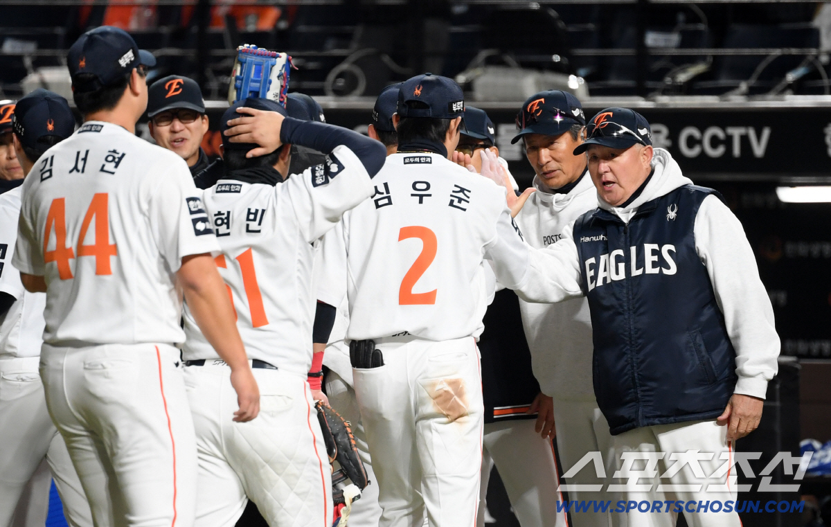[포토] 한화 김경문 감독 '김서현-심우준이 큰일 했다'