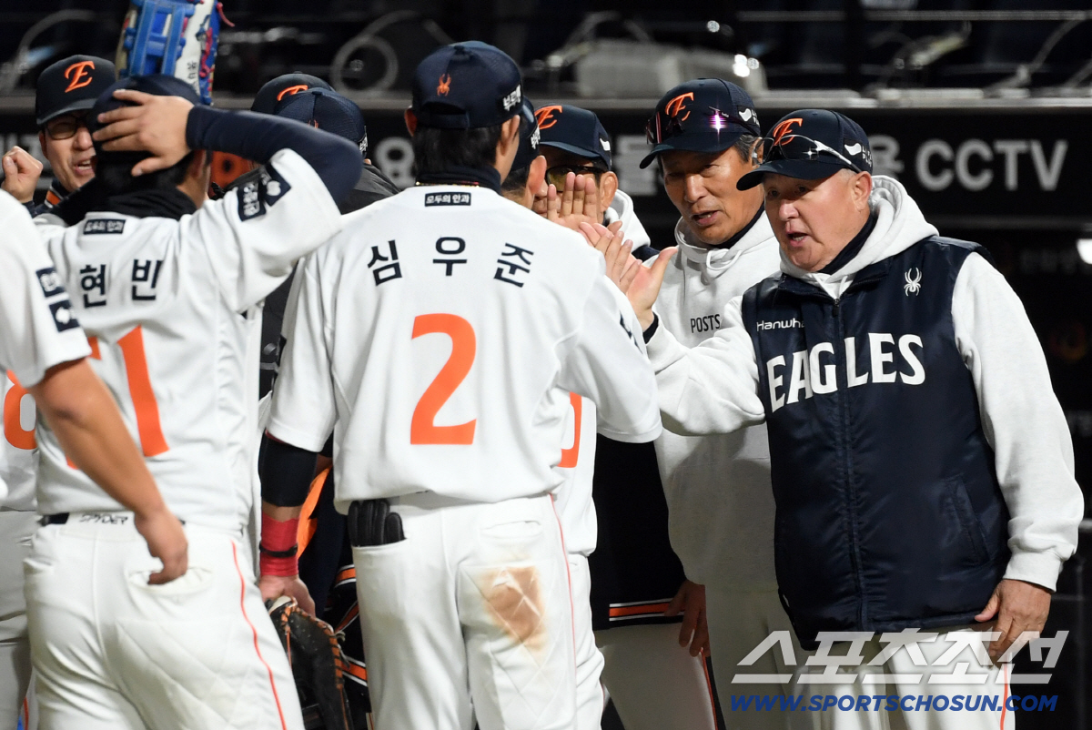 [포토] 한화 문현빈-심우준 반기는 김경문 감독