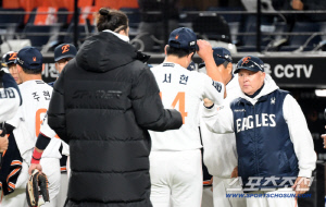 하늘이 한화를 도왔다! 김경문 드디어 '활짝' 웃다 → 