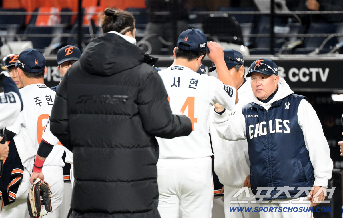 하늘이 한화를 도왔다! 김경문 드디어 '활짝' 웃다 → "빗맞은 2루타,…