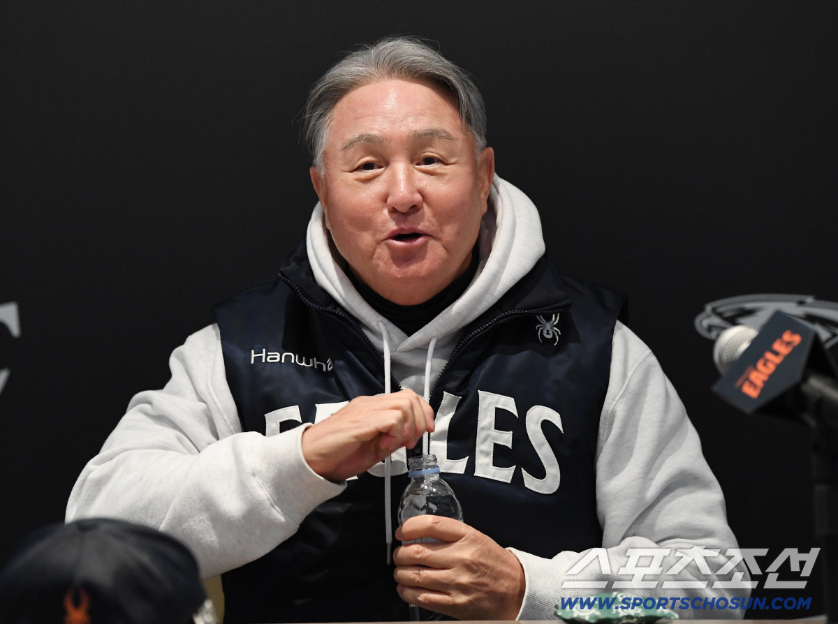 하늘이 한화를 도왔다! 김경문 드디어 '활짝' 웃다 → "빗맞은 2루타,…
