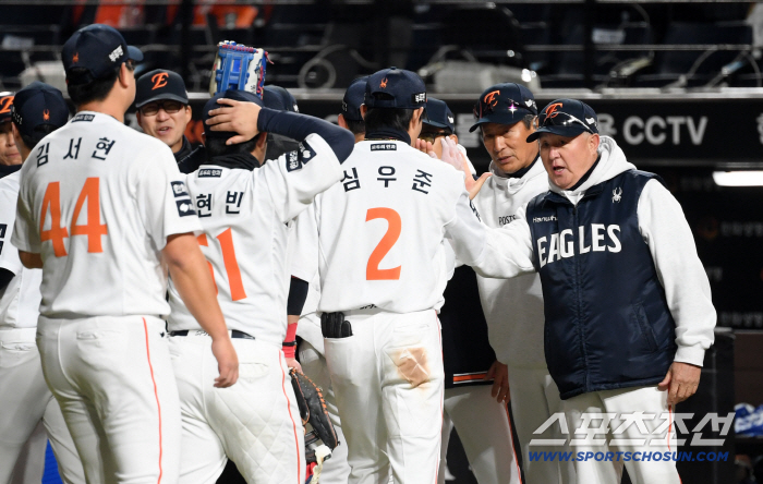 "끝까지 응원해주는 팬을 위해"…'야구광' 회장님의 통 큰 불꽃 선물, 이번에는 제대로 빛났다 [KS3]