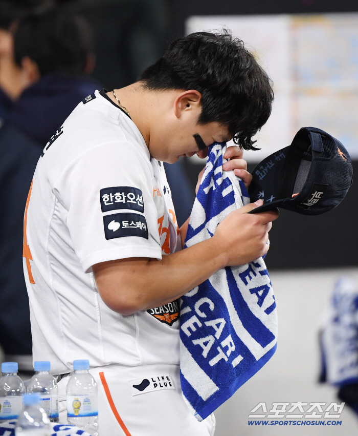 이렇게 극적일 수 있나. 우승 내준 홈런→PO 1차전 9회 홈런→PO 4차전 동점 홈런→KS 19년만 승리투수. 끝내 눈물 흘린 21세 마무리[KS 인터뷰]