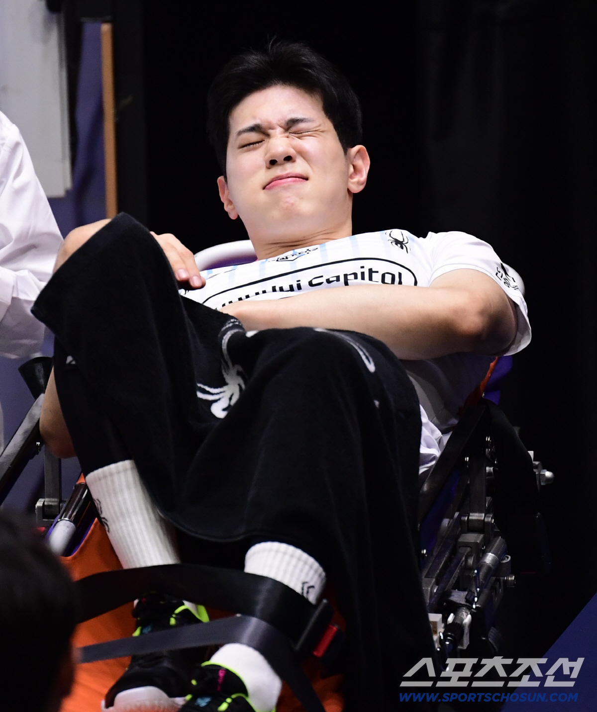 '1위팀 초대형 악재' 아픈 와중에 파이팅 외치고 떠났다…"정밀 검진 기…