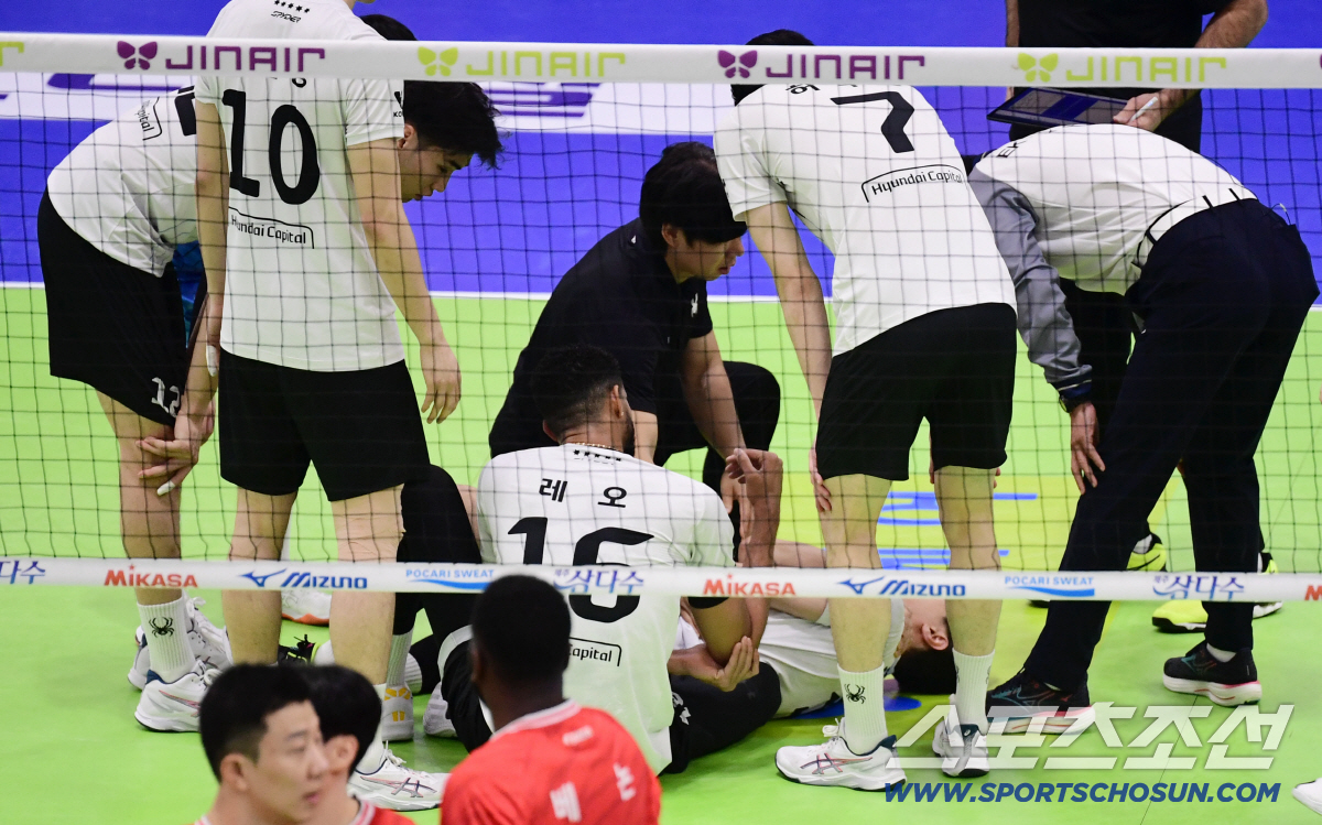 '1위팀 초대형 악재' 아픈 와중에 파이팅 외치고 떠났다…"정밀 검진 기…