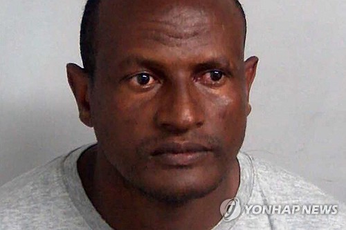 성범죄 불법 이민자 돈 쥐여주고 추방한 영국…야당 "수치"