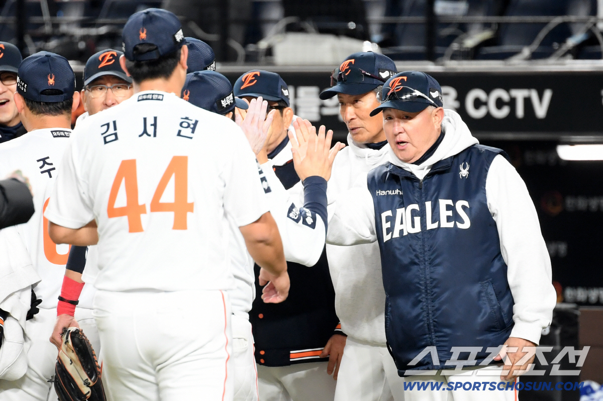 '뜨거운 눈물' 스스로 극복한 김서현 안아준 최재훈...김경문 감독 믿음…