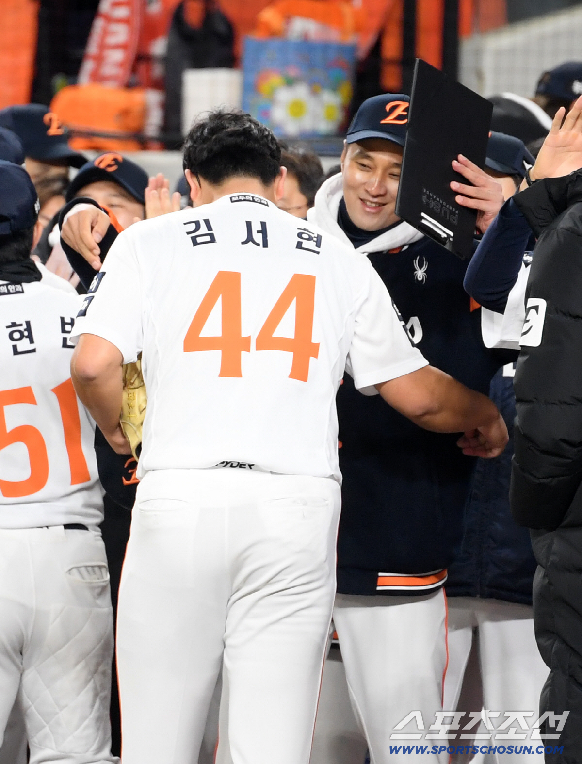 '뜨거운 눈물' 스스로 극복한 김서현 안아준 최재훈...김경문 감독 믿음…