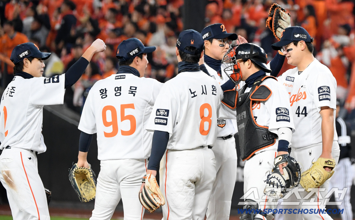 '뜨거운 눈물' 스스로 극복한 김서현 안아준 최재훈...김경문 감독 믿음…