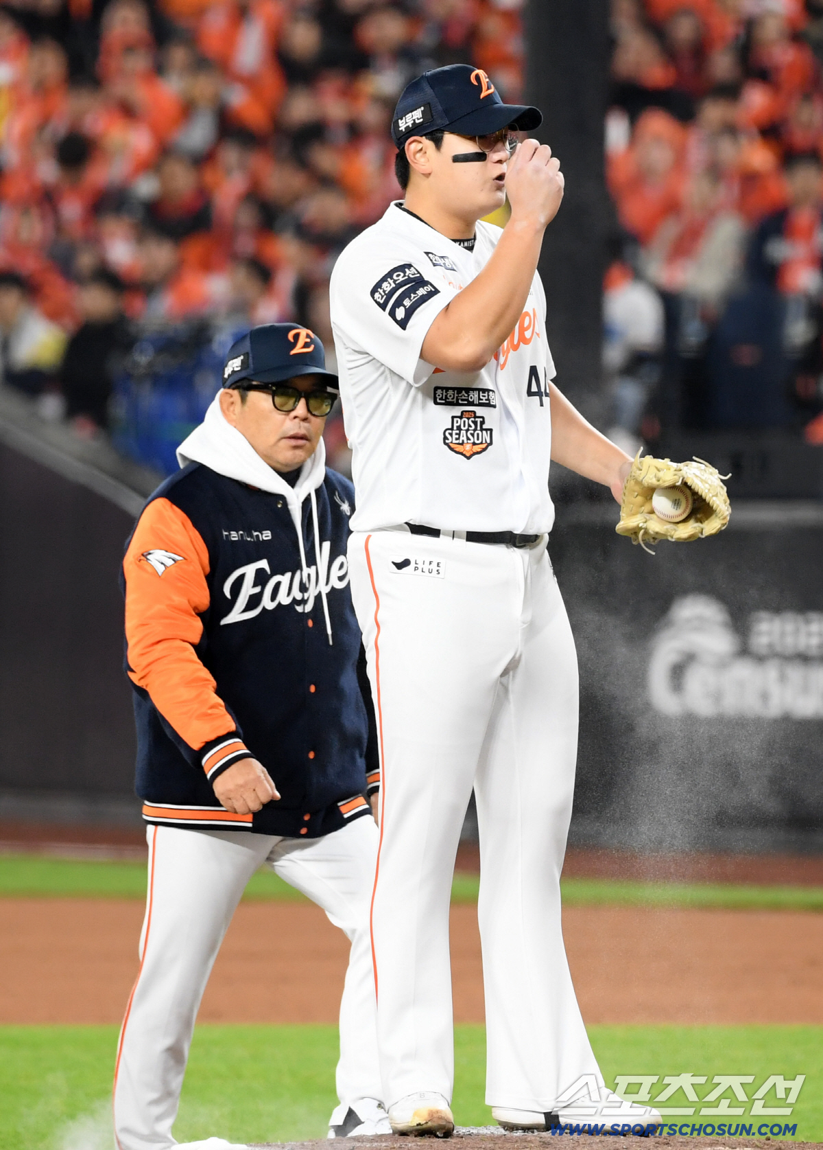 '뜨거운 눈물' 스스로 극복한 김서현 안아준 최재훈...김경문 감독 믿음…