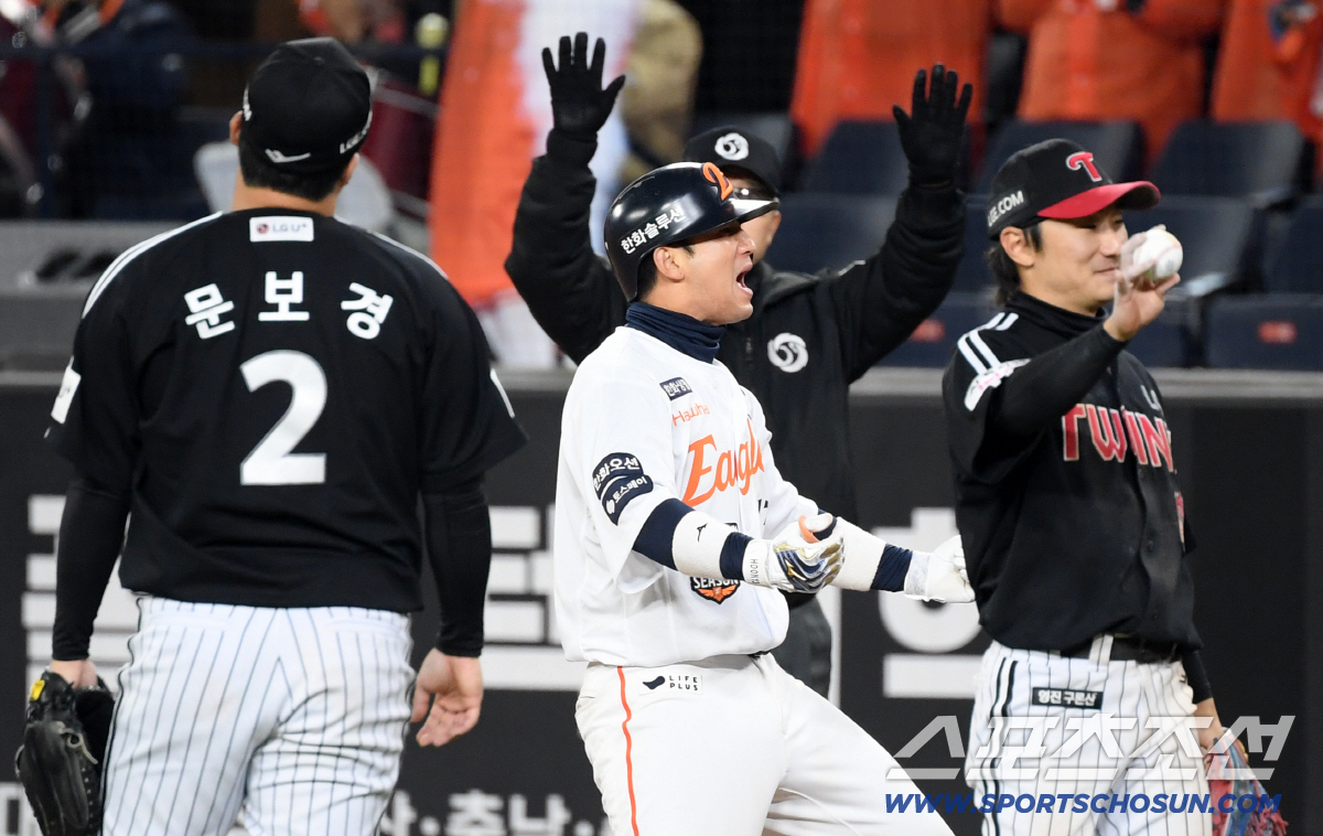 '뜨거운 눈물' 스스로 극복한 김서현 안아준 최재훈...김경문 감독 믿음…