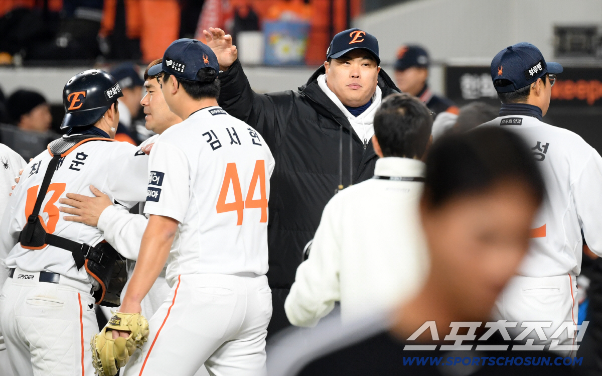 '뜨거운 눈물' 스스로 극복한 김서현 안아준 최재훈...김경문 감독 믿음…