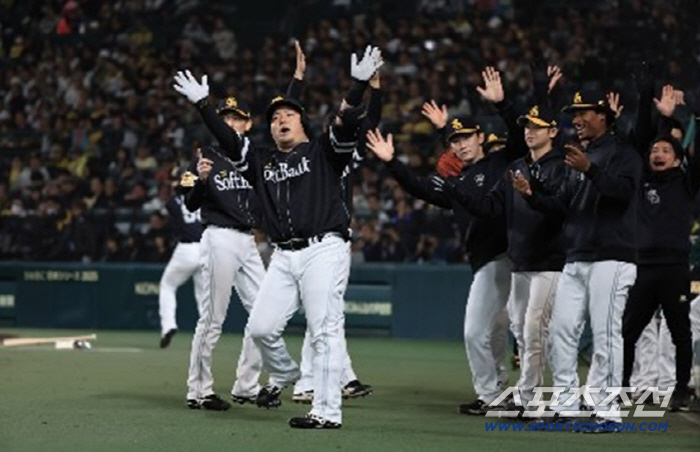 "한신전철 타고 빨리 귀가해라" 승패패패…홈에서 벼랑 끝에 몰린 한신, …