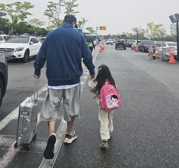 KCM, 12년간 숨겼던 딸 첫 공개...손 꼭 잡고 "평범한 순간 가장…