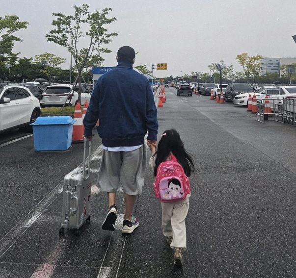 KCM, 12년간 숨겼던 딸 첫 공개...손 꼭 잡고 "평범한 순간 가장…