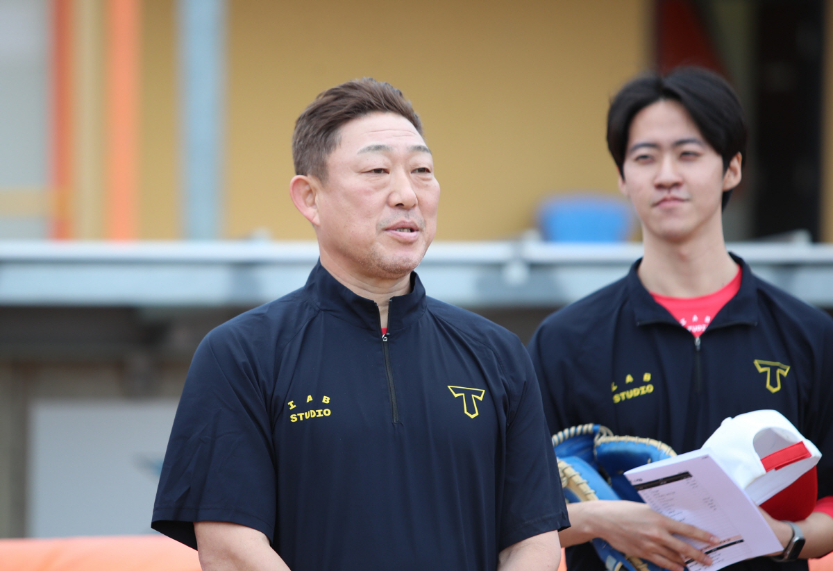 '롯데·두산과 연쇄 트레이드' KIA, KT에서도 영입한다…8위 충격, …