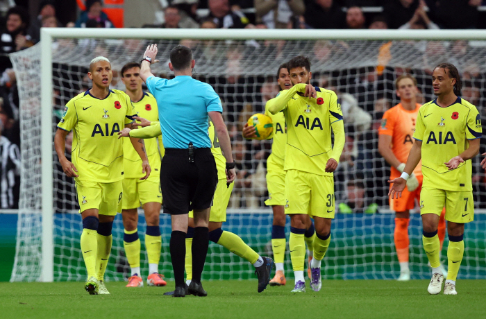 "심판의 큰 실수" 축구화가 벗겨졌는데, 히샬리송 '골' 대신 '경고' 폭발…SON 없는 토트넘 '자중지란', 프랭크 '우승' 공수표