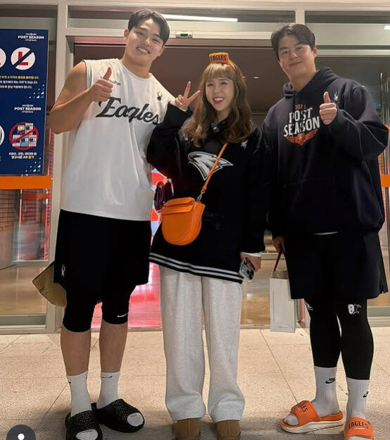 문원♥ 신지, 한화 3차전 역전승 직관 인증 “이겨버렸다”…4차전도 달린…