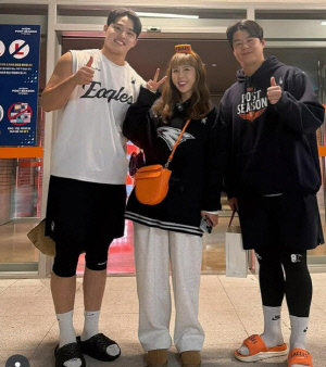 문원♥ 신지, 한화 3차전 역전승 직관 인증 “이겨버렸다”…4차전도 달린다[SCin스타]