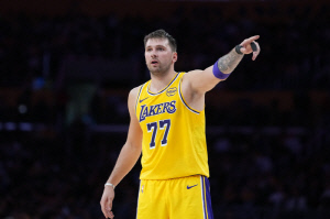 돈치치 트레이드의 저주가 시작되나. 부상위험도 높은 댈러스 에이스 AD 결국 다리 부상. 원-투 펀치 모두 없다.