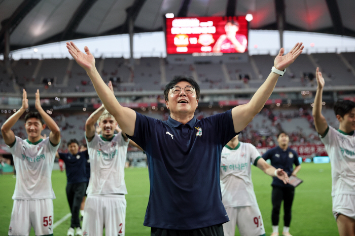 [오피셜]"대전을 누구도 무시 못 할 팀으로 만들어"…'창단 첫 상스 진출' 황선홍 감독 재계약 확정