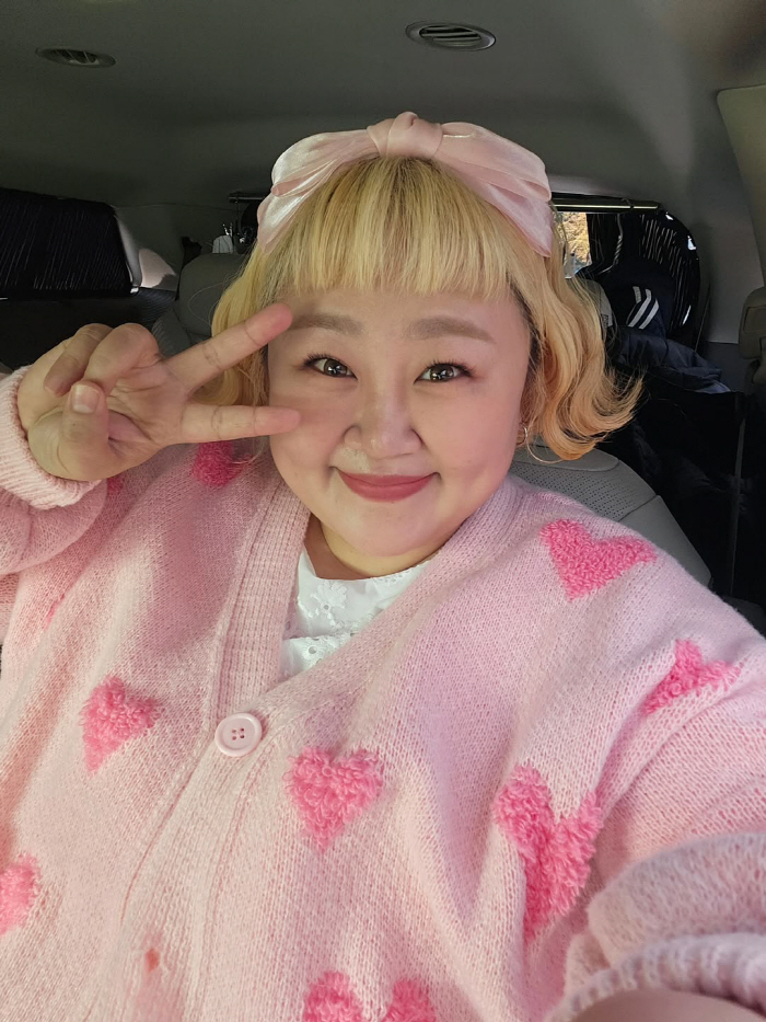 '김민기♥' 홍윤화, 27kg 빼고 얼굴 확 달라졌다...살아난 턱선 자랑