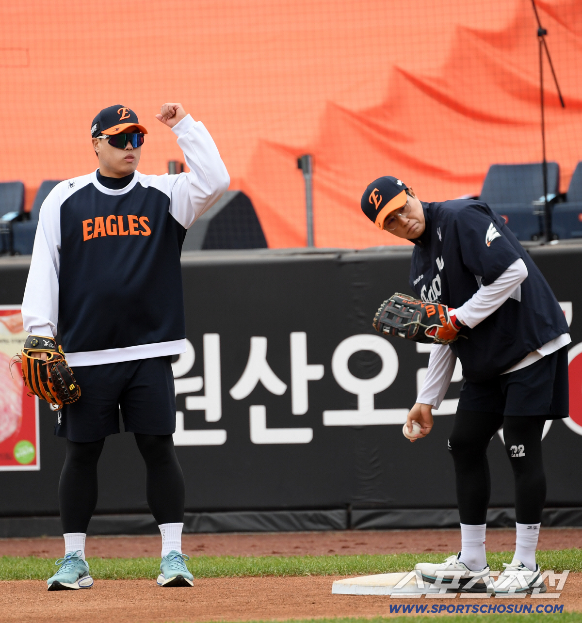 [포토] 류현진-채은성 '아웃'