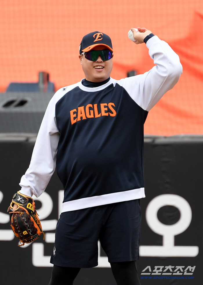 1루수로 변신한 류현진 덕분에 분위기 뜨거워진 한화 내야진, 수비 집중도 급상승[대전 현장]