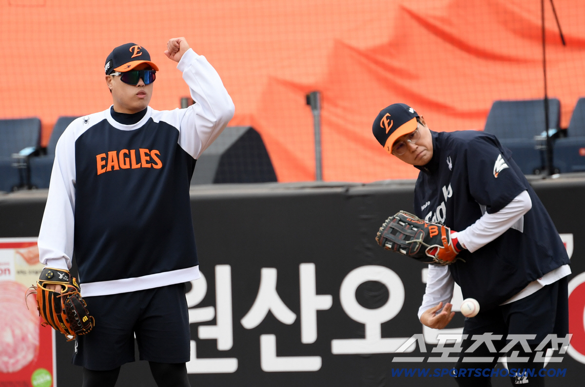 1루수로 변신한 류현진 덕분에 분위기 뜨거워진 한화 내야진, 수비 집중도…