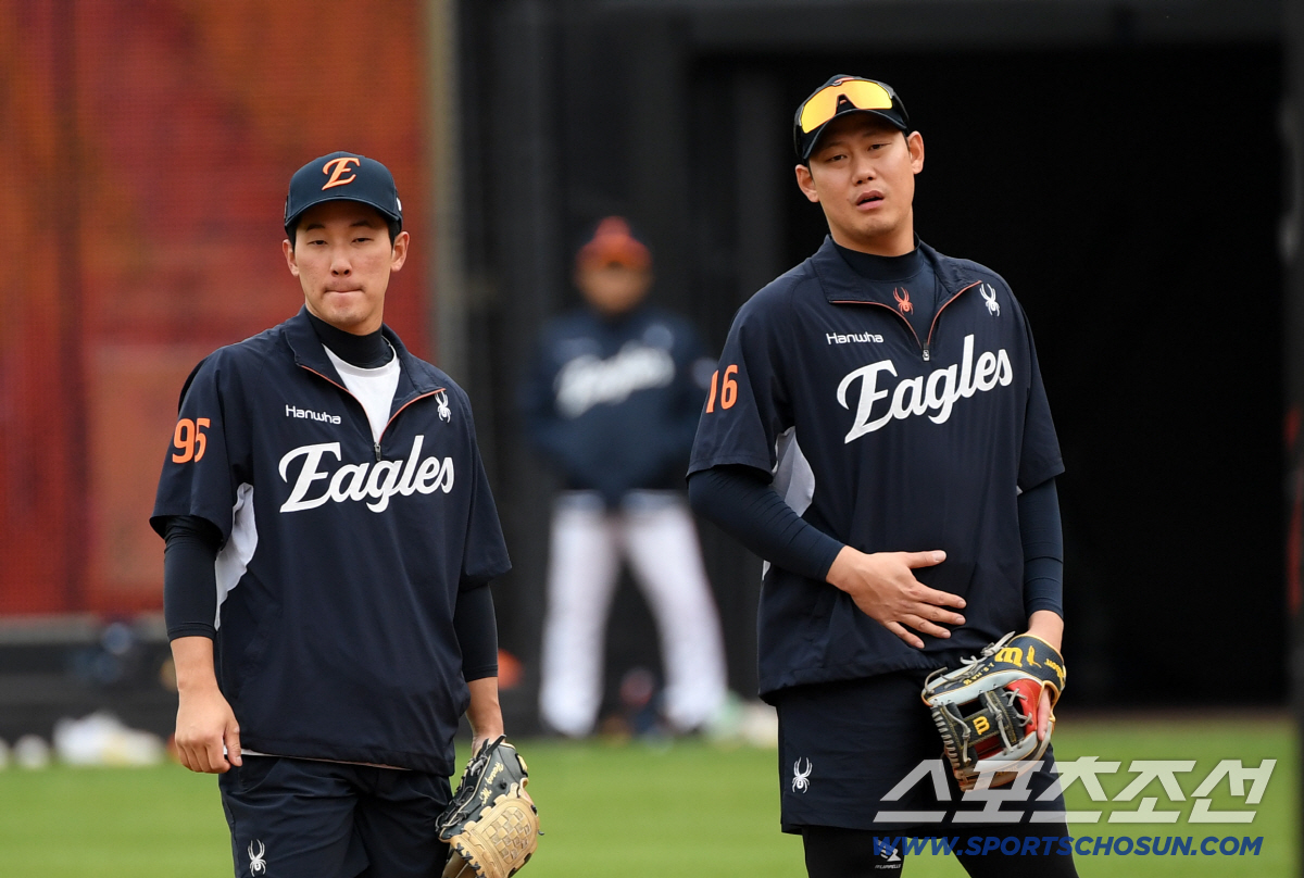 1루수로 변신한 류현진 덕분에 분위기 뜨거워진 한화 내야진, 수비 집중도…