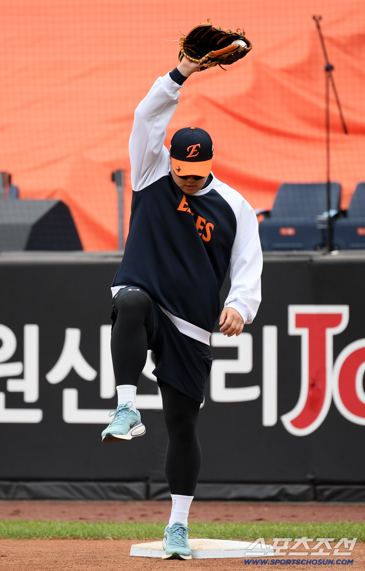 1루수로 변신한 류현진 덕분에 분위기 뜨거워진 한화 내야진, 수비 집중도…