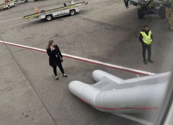 26년 경력 승무원 비행기 비상 슬라이드 오작동 실수…수억원 대 피해