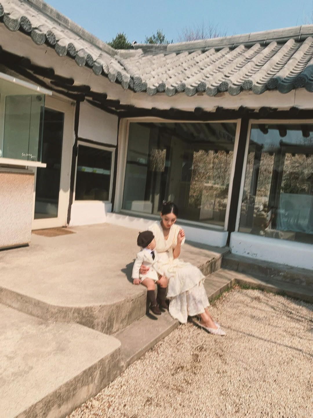 [SC이슈] 문가비, '정우성 혼외자' 아들 모자이크 없이 공개..父닮아…