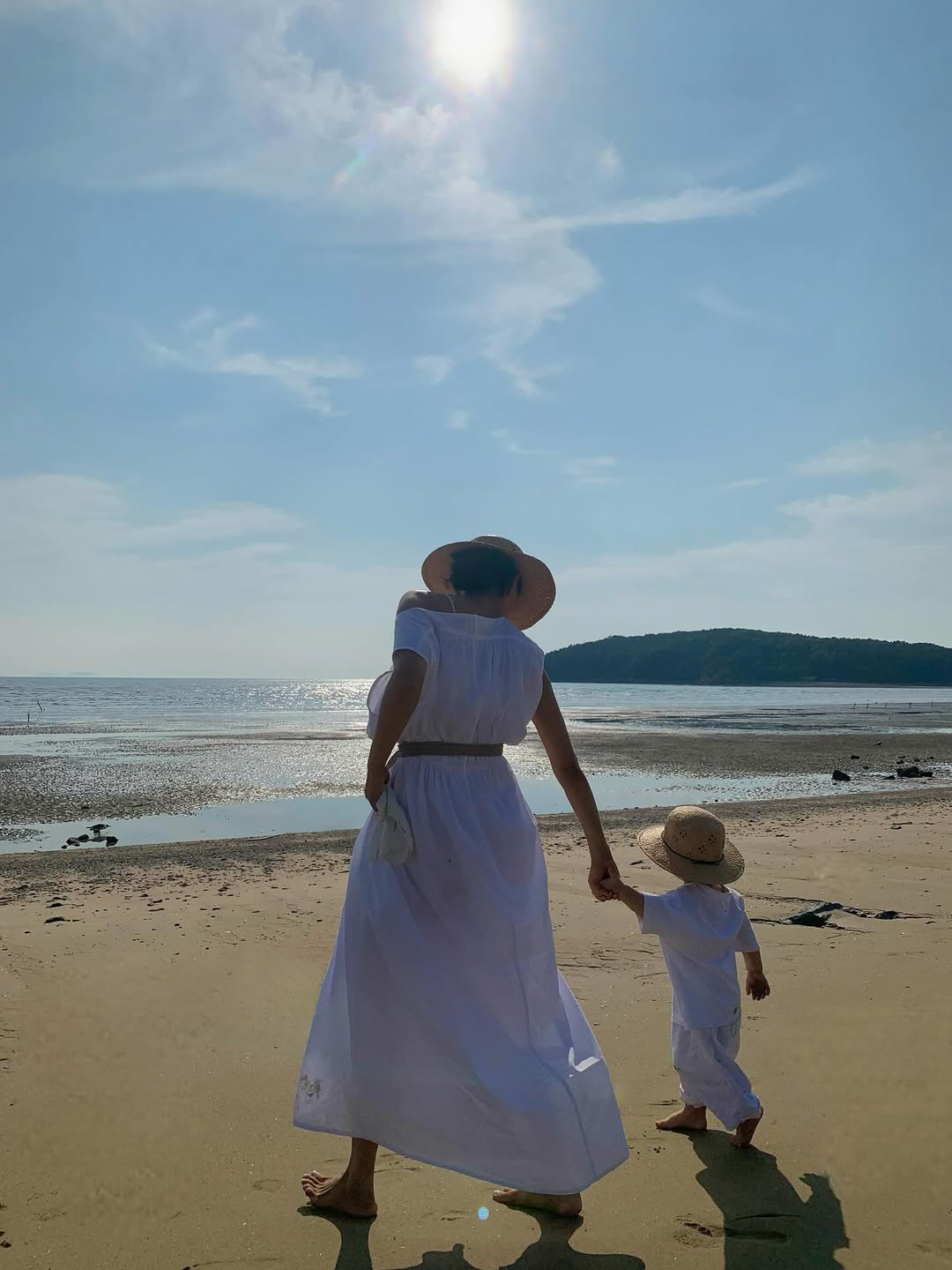 [SC이슈] 문가비, '정우성 혼외자' 아들 모자이크 없이 공개..父닮아…