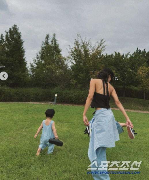 "정우성 닮았네"..문가비 '혼외자 아들' 전격 공개..'훤칠한 2살 아…