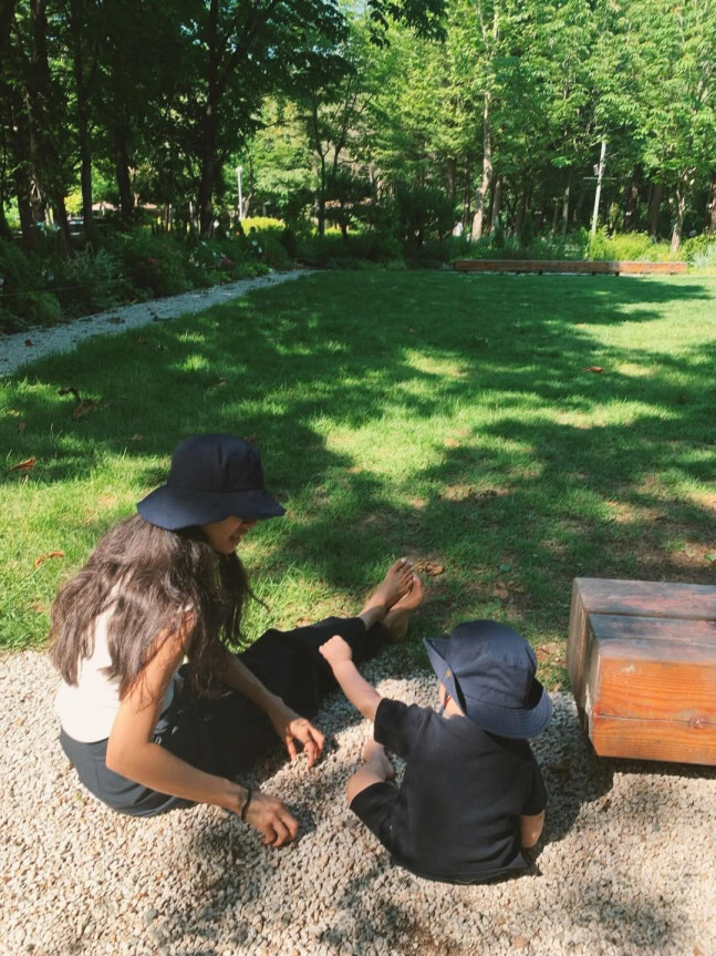 "정우성 닮았네"..문가비 '혼외자 아들' 전격 공개..'훤칠한 2살 아…